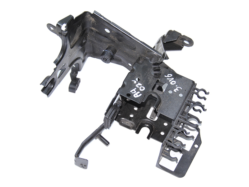 Кронштейн крепления блока ABS и вакуумного насоса AUDI A4 B-6 00-06 (АУДИ А4) (8E0614119G)