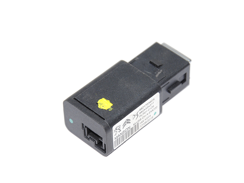 Гнездо usb Peugeot 2008 2019- (98217039DX, 9824334377)